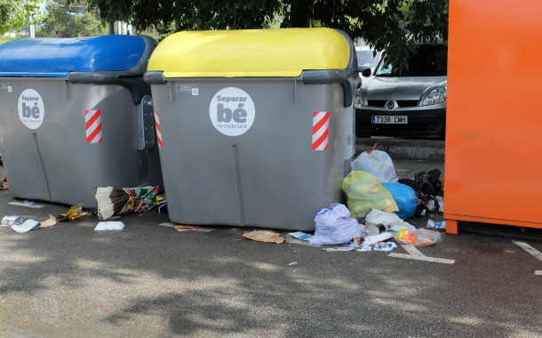 Contenidors de reciclatge de la Plaça de l'Estacio de VDX. 31/05/14  19,30h.