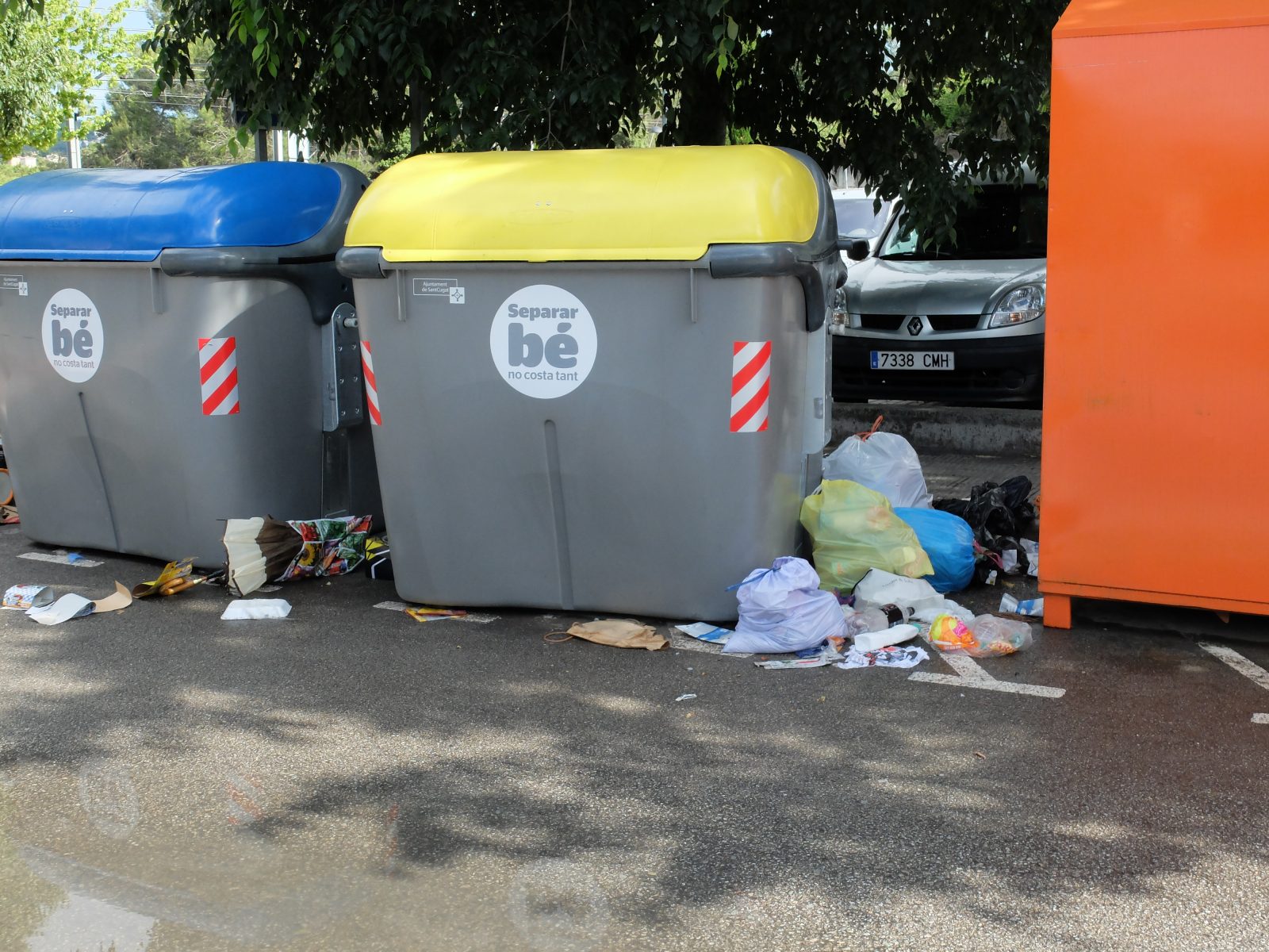 Contenidors de reciclatge de la Plaça de l'Estacio de VDX. 31/05/14  19,30h.